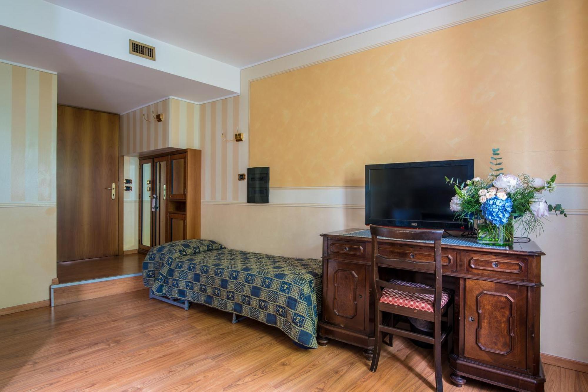 Hotel Porta Del Sole Сояно-дель-Лаґо Екстер'єр фото