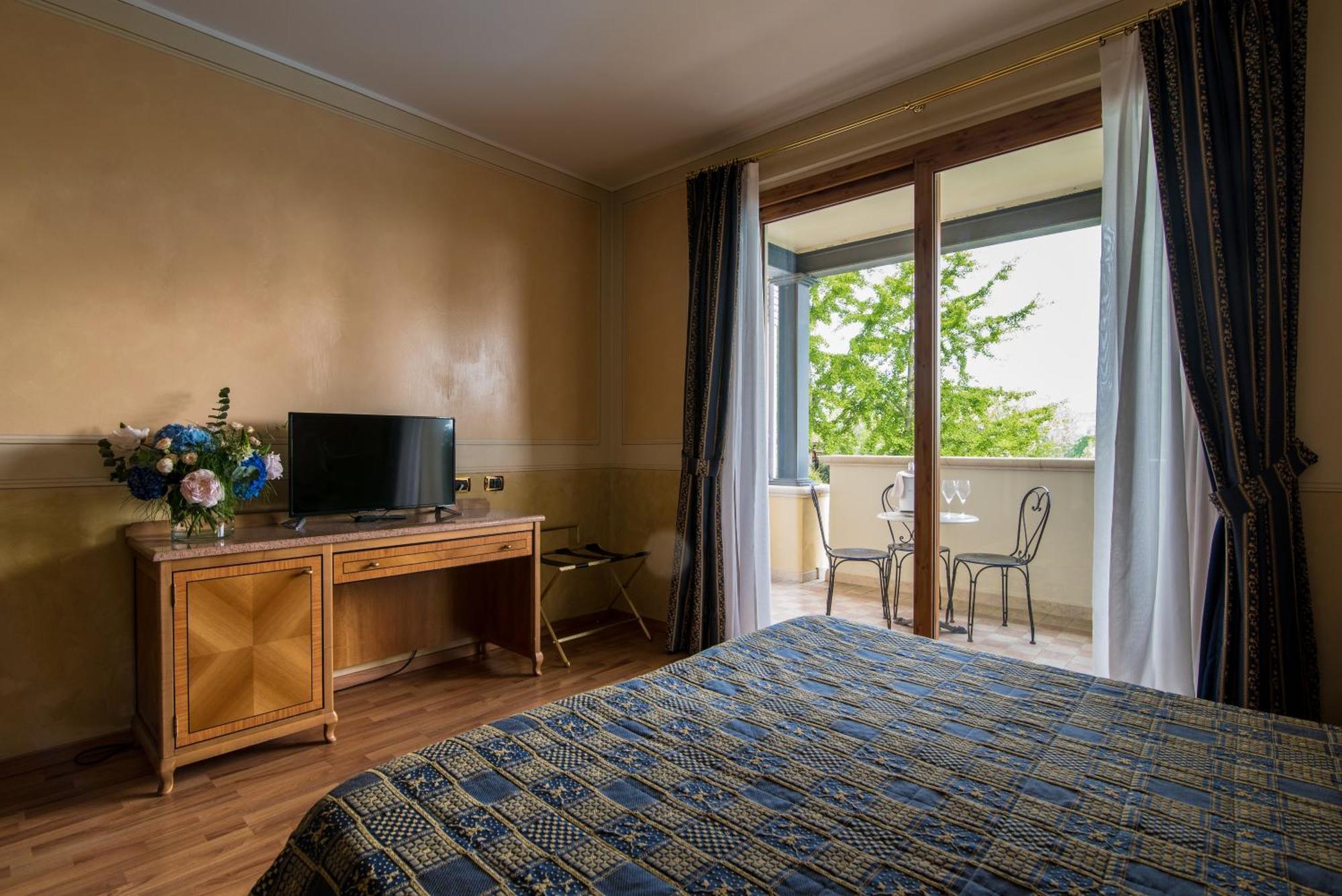 Hotel Porta Del Sole Сояно-дель-Лаґо Екстер'єр фото