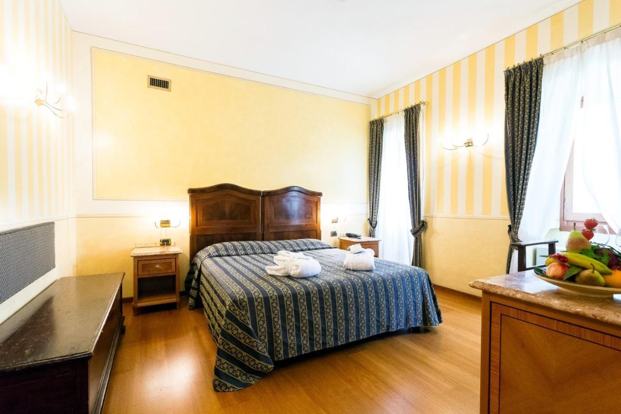 Hotel Porta Del Sole Сояно-дель-Лаґо Екстер'єр фото